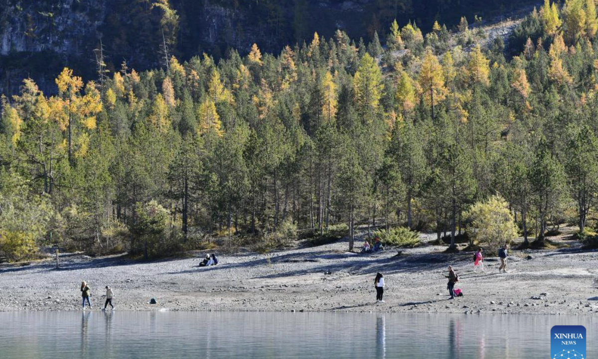 People have fun along the Lake Oeschinen near Kandersteg in Bernese Oberland, Switzerland, Oct. 18, 2025.

Lake Oeschinen, situated at an altitude of 1,578 meters near Kandersteg in Switzerland's Bernese Oberland, forms part of the UNESCO World Heritage Site Swiss Alps Jungfrau-Aletsch. (Xinhua/Lian Yi)