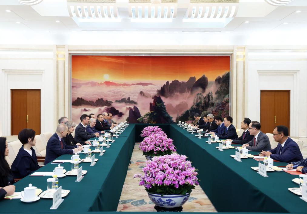 Chinese Vice President Han Zheng meets with Rob Wagner, president of the United States' Oregon State Senate, in Beijing, capital of China, Oct. 21, 2025. (Xinhua/Liu Weibing)