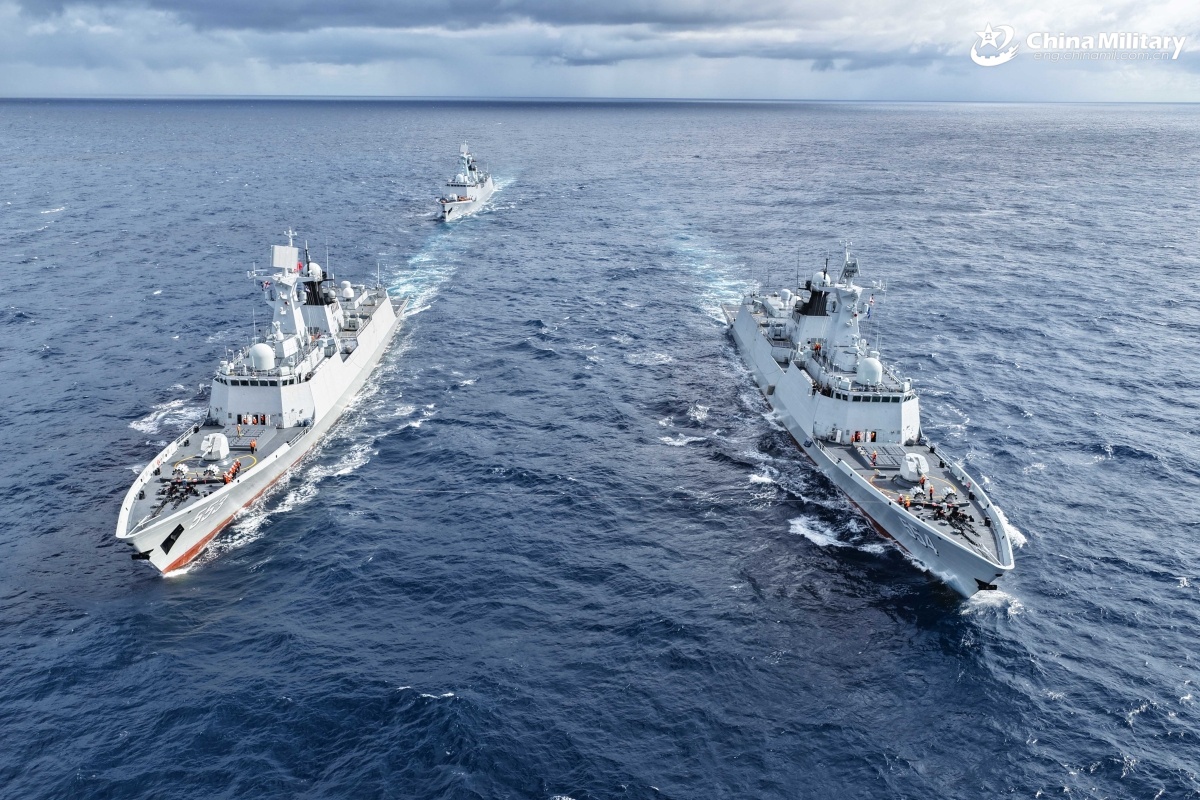 Guided-missile frigates Bayannaoer (Hull 551), Dali (Hull 553) and Tongliao (Hull 554) attached to a naval flotilla under the Chinese PLA Southern Theater Command sail in formation during a maritime combat training exercise in late September, 2025. (eng.chinamil.com.cn/Photo by Yu Chuanjun)