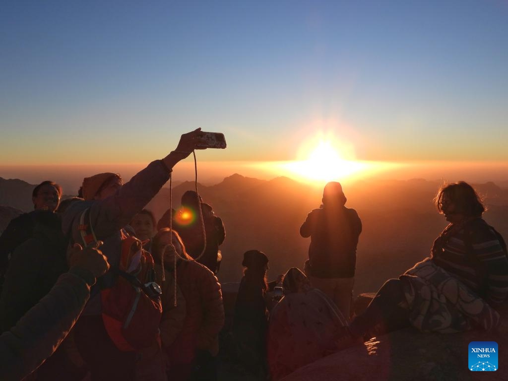 Tourists view the scenery at sunrise from Mount Sinai in the Sinai Peninsula, Egypt, Oct. 11, 2025. (Photo: Xinhua)