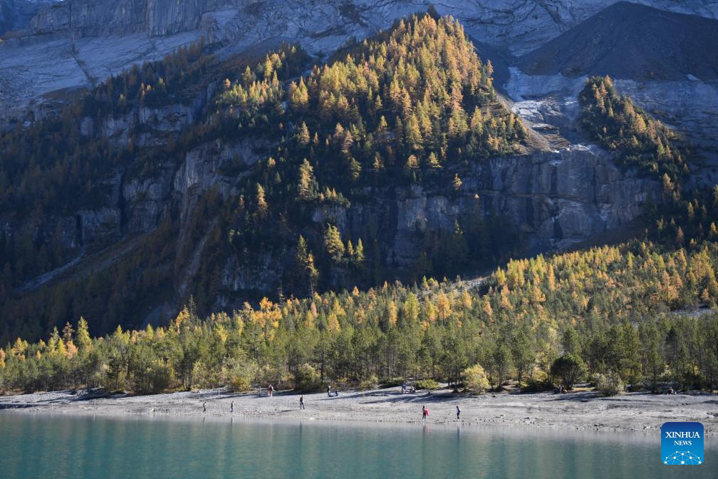 People have fun along the Lake Oeschinen near Kandersteg in Bernese Oberland, Switzerland, Oct. 18, 2025.

Lake Oeschinen, situated at an altitude of 1,578 meters near Kandersteg in Switzerland's Bernese Oberland, forms part of the UNESCO World Heritage Site Swiss Alps Jungfrau-Aletsch. (Xinhua/Lian Yi)