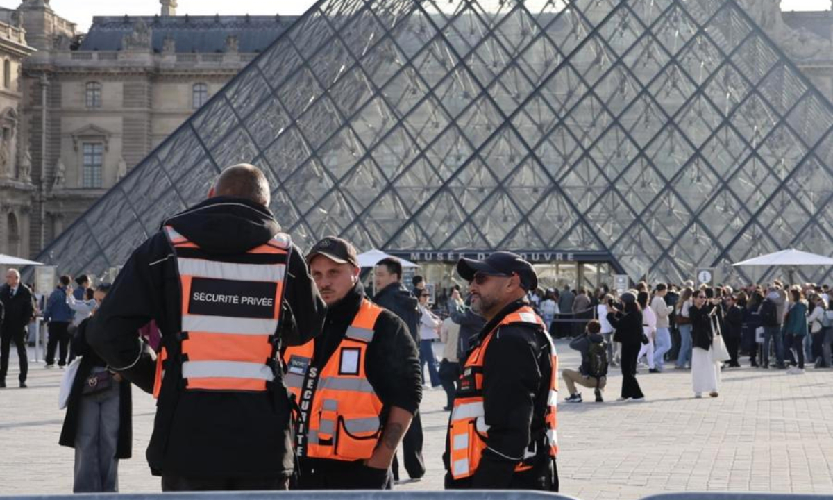 Security personnel patrol outside the Louvre Museum in Paris, France, Oct. 22, 2025. The Louvre Museum reopened to visitors on Wednesday morning, three days after a jewelry theft that caused extensive losses. (Xinhua/Zhang Baihui)