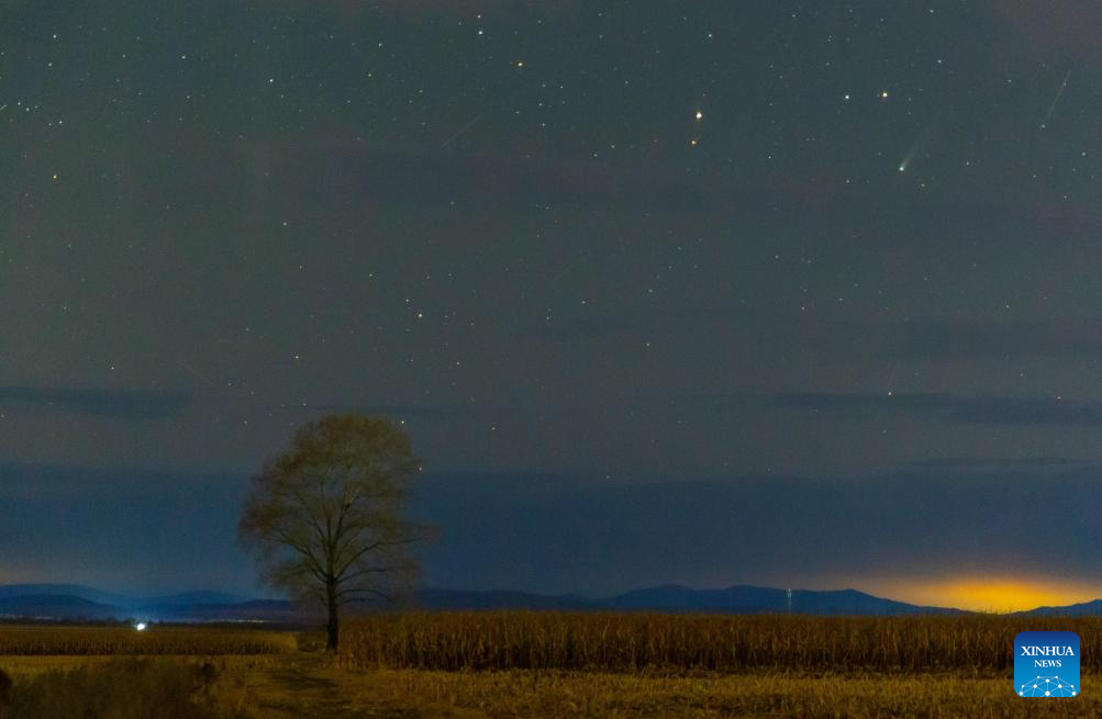 This photo taken on Oct. 21, 2025 shows the comet C/2025 A6 (Lemmon) in the sky over Tangyuan County, northeast China's Heilongjiang Province. (Photo by Zhu Zongqiang/Xinhua)