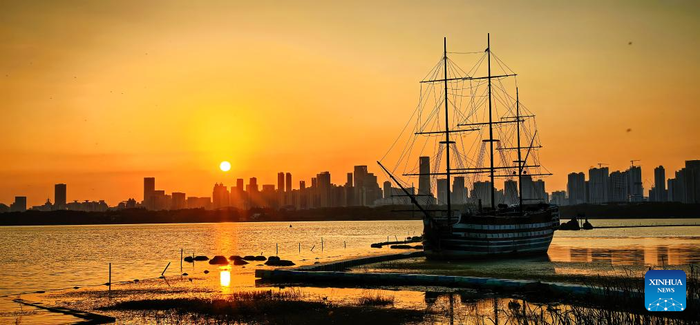 This photo taken on Oct. 22, 2025 shows Donghu Lake at sunset in Wuhan, central China's Hubei Province. (Xinhua/Shen Hongbing)