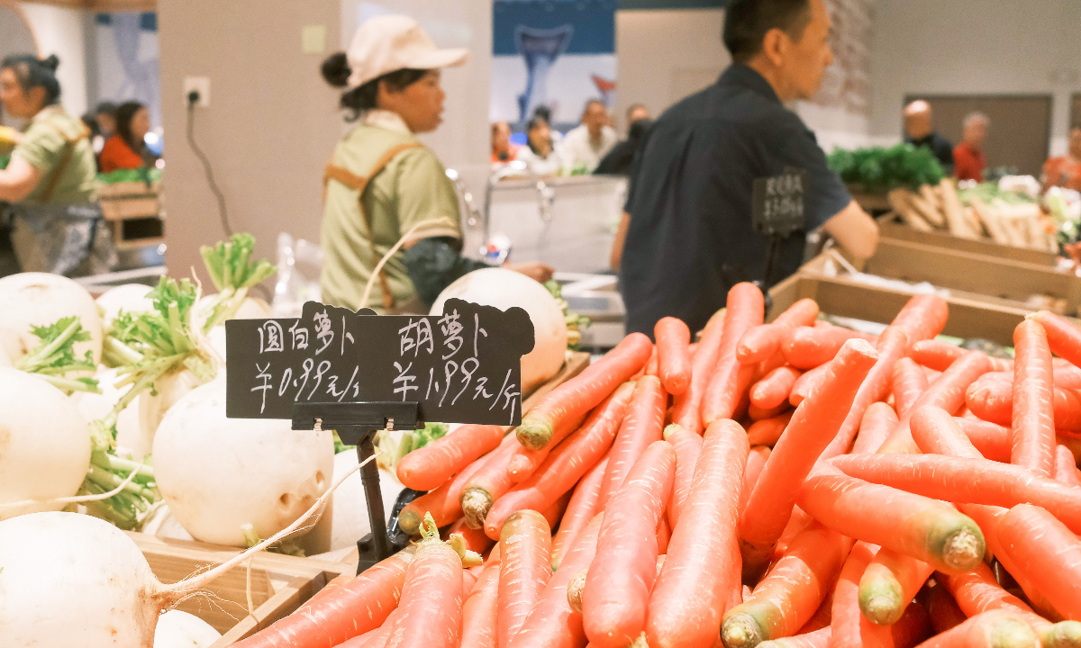 Visitors shop for fresh fruits and vegetables at the newly opened Longfor Chongqing Riverside Paradise Walk on September 30, 2025, in Southwest China's Chongqing Municipality. Photo: VCG