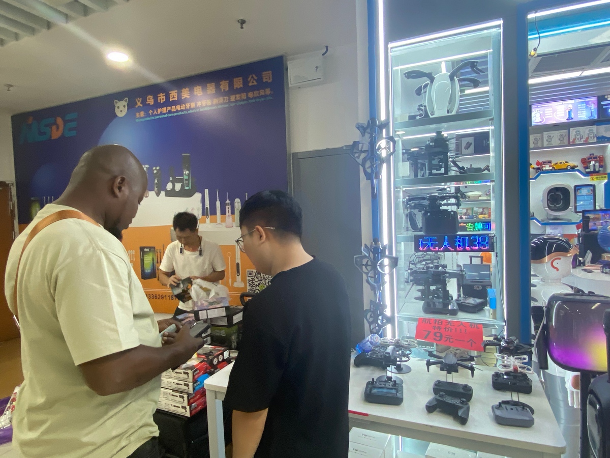A foreign merchant shops for small commodities such as drone toys, gifts, and other AI-powered products at the Yiwu International Trade City in Jinhua City, East China's Zhejiang Province on September 26, 2025. Photo: Zhang Weilan/GT