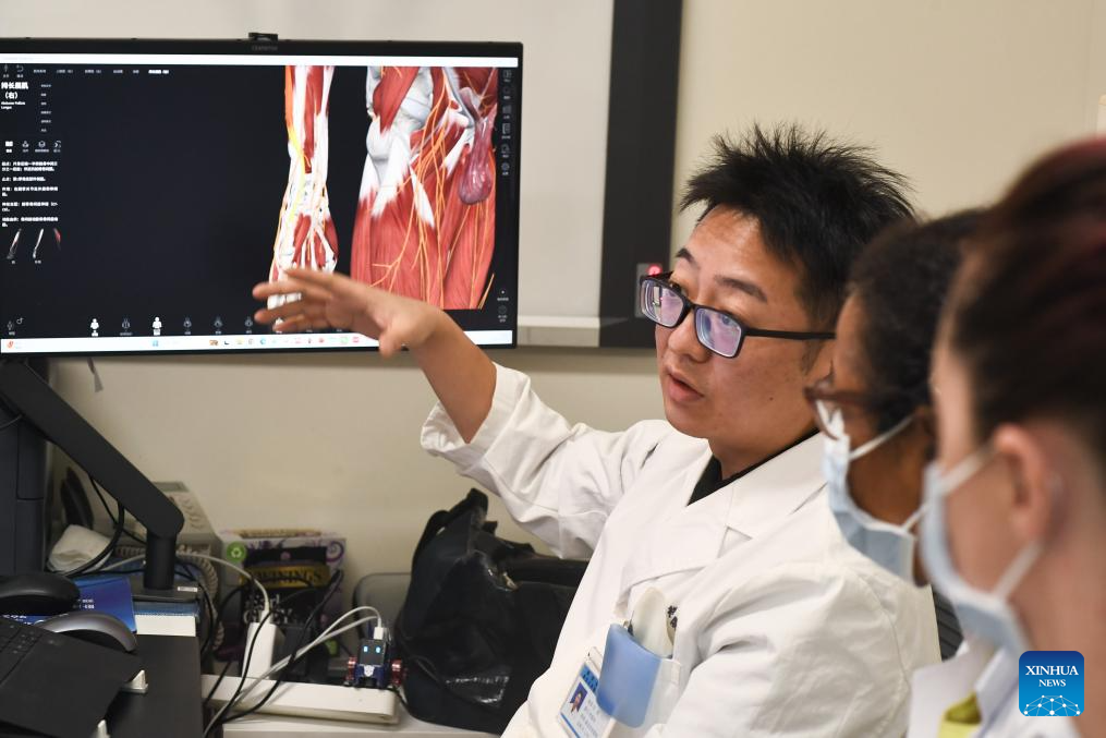 A doctor introduces traditional Chinese medicine (TCM) to visiting medical trainees from various countries at a hospital in Nanjing, east China's Jiangsu Province, Oct. 22, 2025. Lessons on TCM were introduced in various ways across the country to welcome the annual World Traditional Medicine Day which falls on Oct. 22. (Photo by Yang Suping/Xinhua)