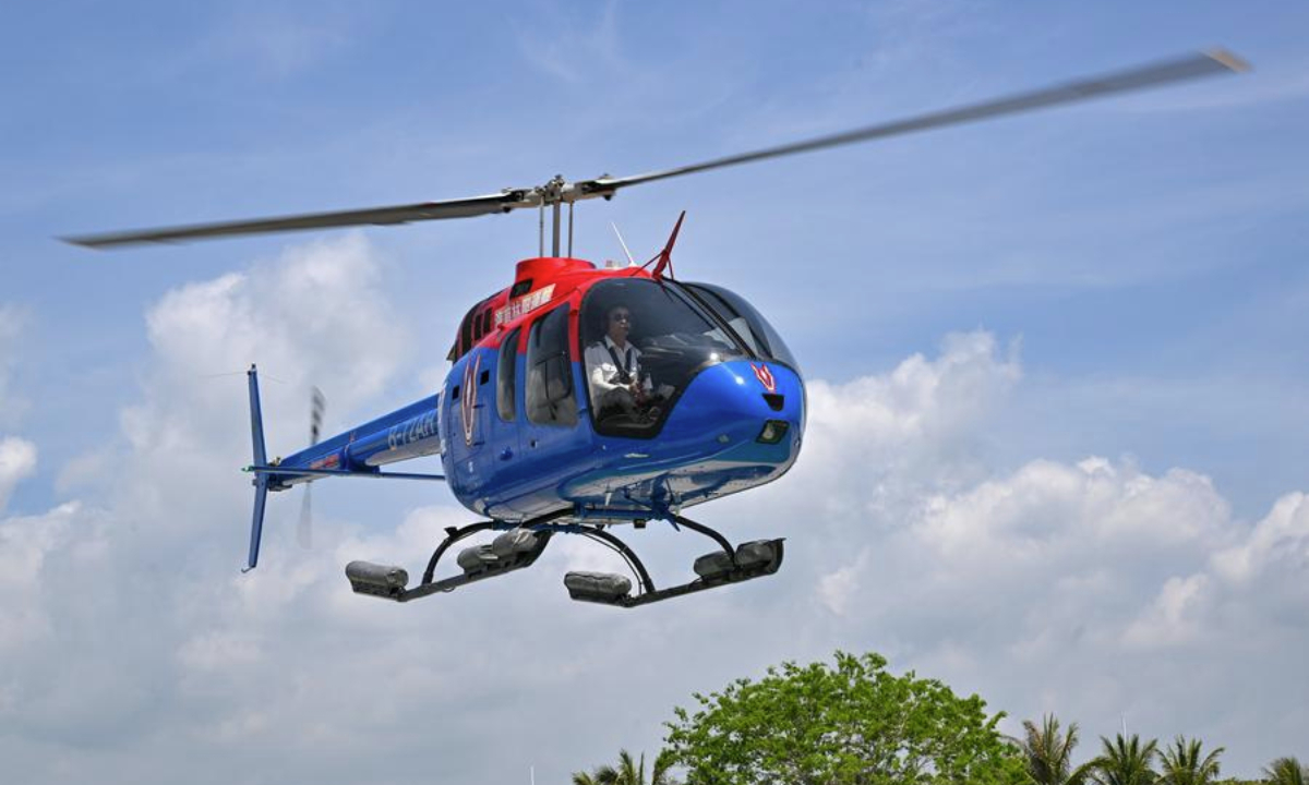 Tourists enjoy a helicopter sightseeing tour in Sanya, south China's Hainan Province, May 3, 2025. (Xinhua/Guo Cheng)