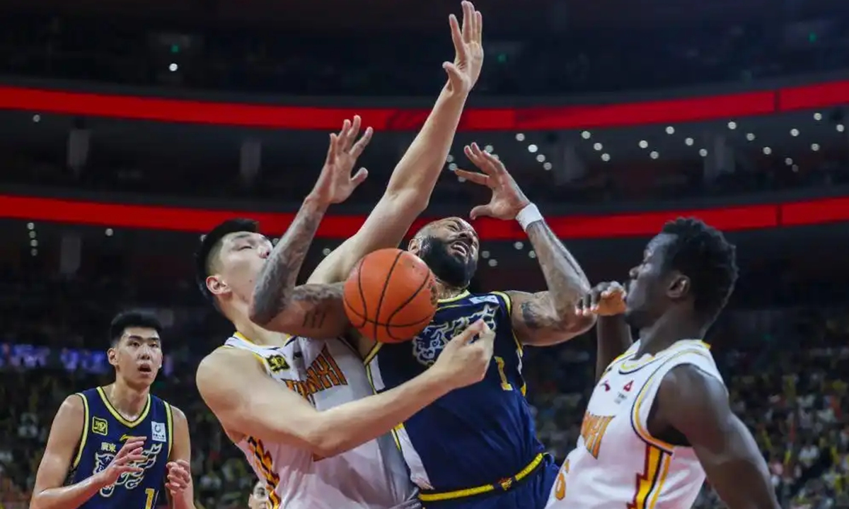 US basketball player Troy Akeem Gillenwater of Guangdong Southern Tigers (second from right) in action during a CBA game on April 19, 2025.  Photo: Xinhua