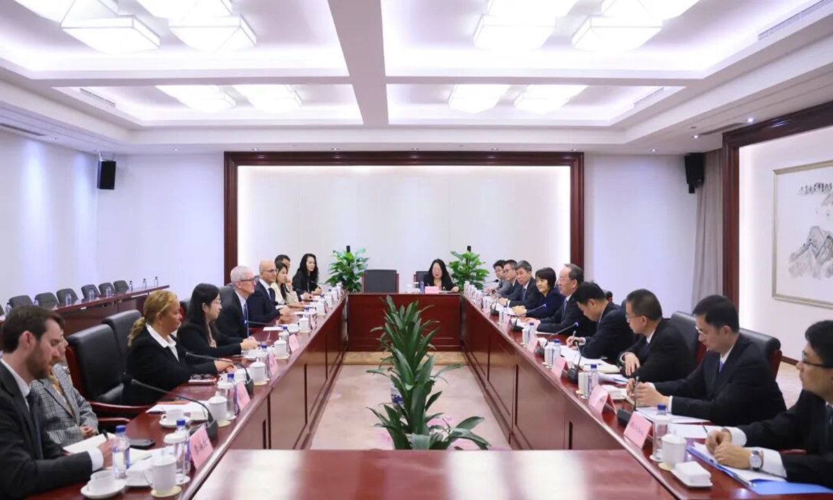 Li Lecheng, Minister of Industry and Information Technology, meets with Apple CEO Tim Cook in Beijing on October 15, 2025. Photo: Official WeChat account of the Ministry of Industry and Information Technology