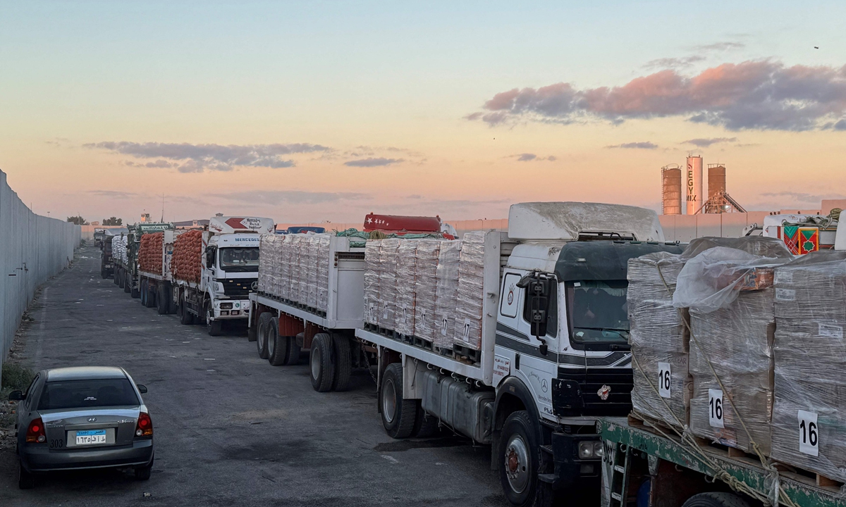 Trucks loaded with humanitarian aid on the Egyptian side of the Rafah crossing wait to cross into the Gaza Strip early on October 15, 2025, after Israel said it would allow the crossing to reopen. Photo: VCG