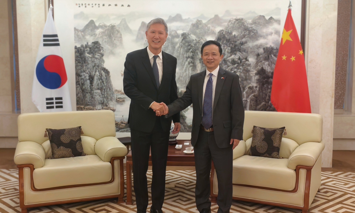 Chinese Ambassador to South Korea Dai Bing (right) bids farewell to newly appointed South Korean Ambassador to China Roh Jae-heon at the embassy on October 15, 2025.
Photo: Screenshot from Dai Bing's X account
