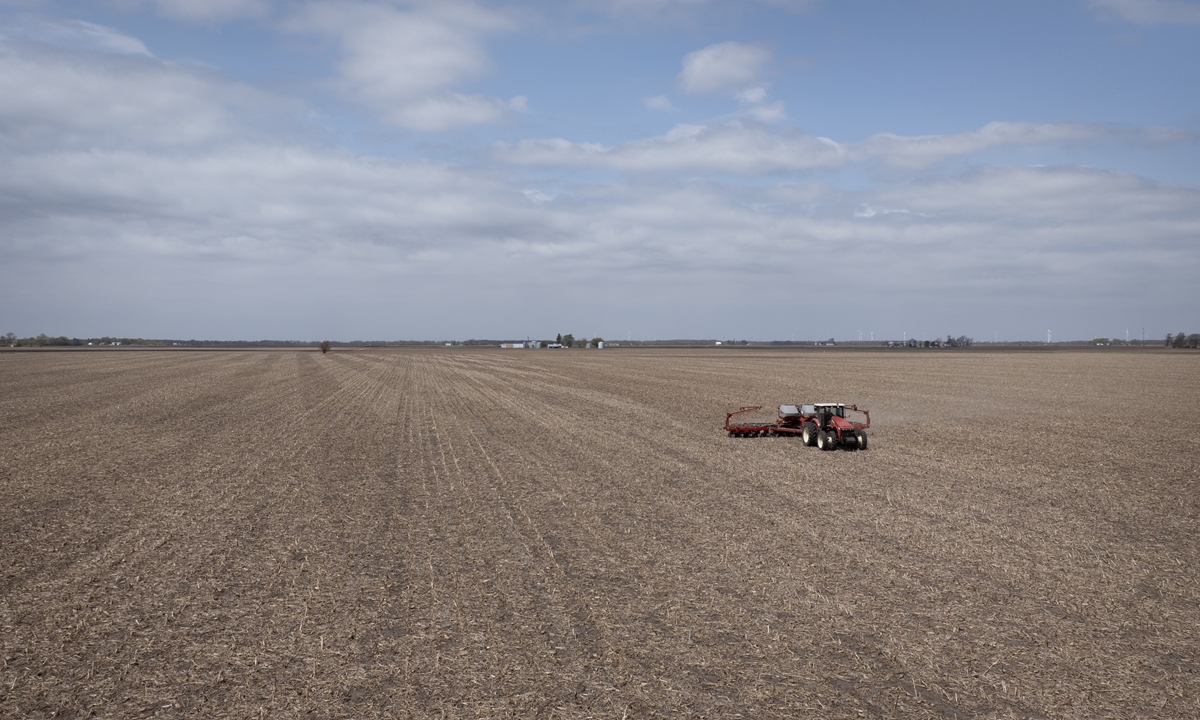 Dan Duffy uses a tractor to plant soybeans on land he farms with his brother on April 28, 2025 near Dwight, Illinois, US. Duffy, like many farmers, is concerned about the long-term impact tariffs may have on soybean exports to China as China looks to other countries like Brazil and Argentina, the world's largest and third largest producers of soybeans, for a cheaper alternative. Photo: VCG