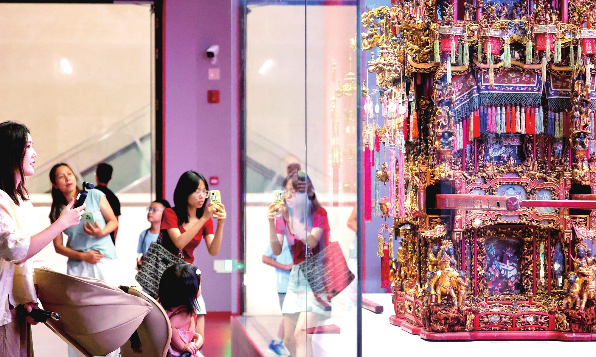 Tourists explore the Zhejiang Provincial Museum during the golden week holidays in Hangzhou, East China's Zhejiang Province on October 6, 2025. Photos on this page: VCG
