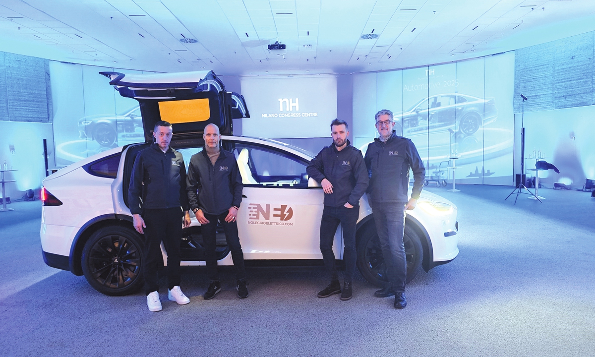 Massimo Alboreto (1st right) at NoleggioElettrico in the Milano Congress Center Photos on this page: Courtesy of NoleggioElettrico