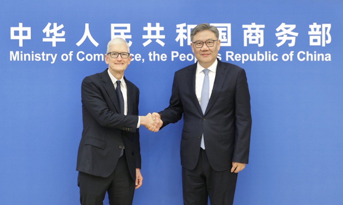 Chinese Minister of Commerce Wang Wentao meets with Apple CEO Tim Cook in Beijing on October 16, 2025. Photo: MOFCOM