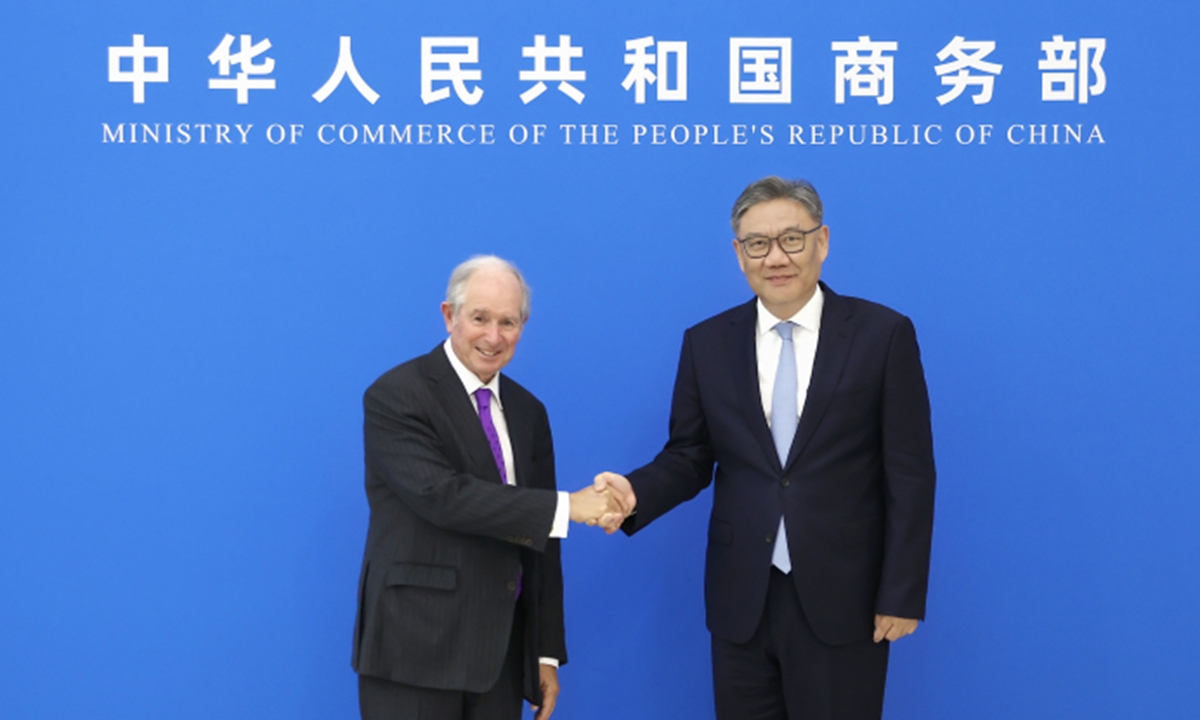 Wang Wentao (right), China's Minister of Commerce, shakes hand with Stephen Schwarzman, Chairman and CEO of Blackstone, during their meeting on October 16, 2025. Photo: Ministry of Commerce