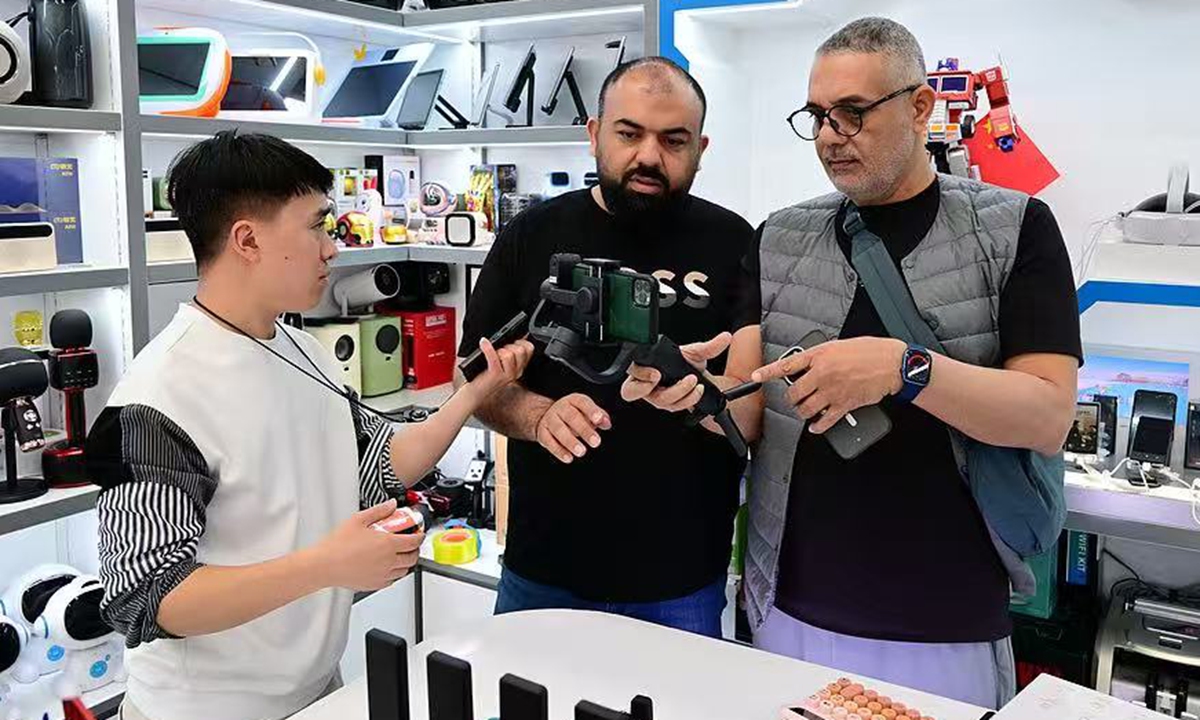 Libyan buyers negotiate with a supplier over the purchase of AI-powered smartphone stabilizers at Yiwu International Trade City in Jinhua, East China's Zhejiang Province, on April 15, 2025. Photo: VCG