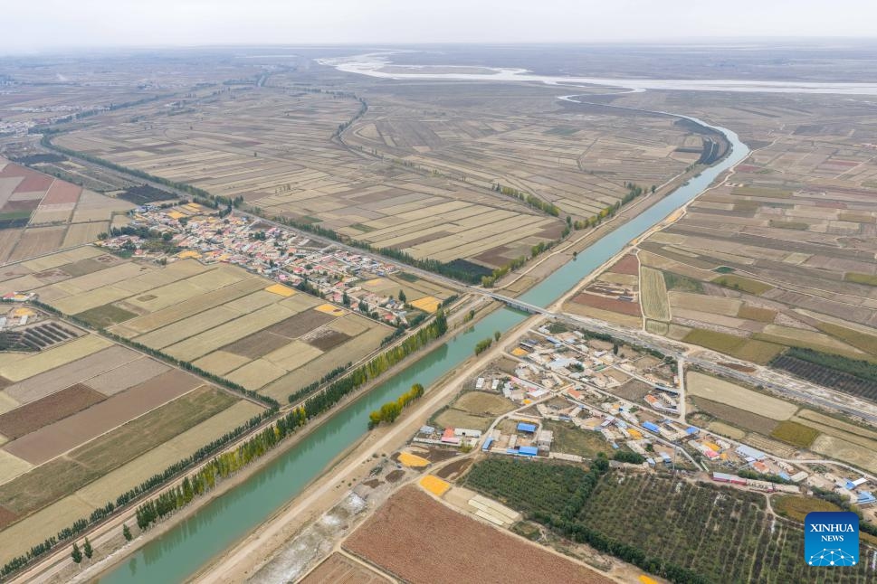 An aerial drone photo taken on Oct. 16, 2025 shows an irrigation channel in Linhe District of Bayannur, north China's Inner Mongolia Autonomous Region. The Hetao Irrigation Area, located in Bayannur, has been diverting water from the Yellow River for irrigate since the Qin Dynasty (221 B.C.-207 B.C.). A seasonal irrigation is underway in the area to preserve soil moisture for spring farming in the next year. (Xinhua/Ma Jinrui)