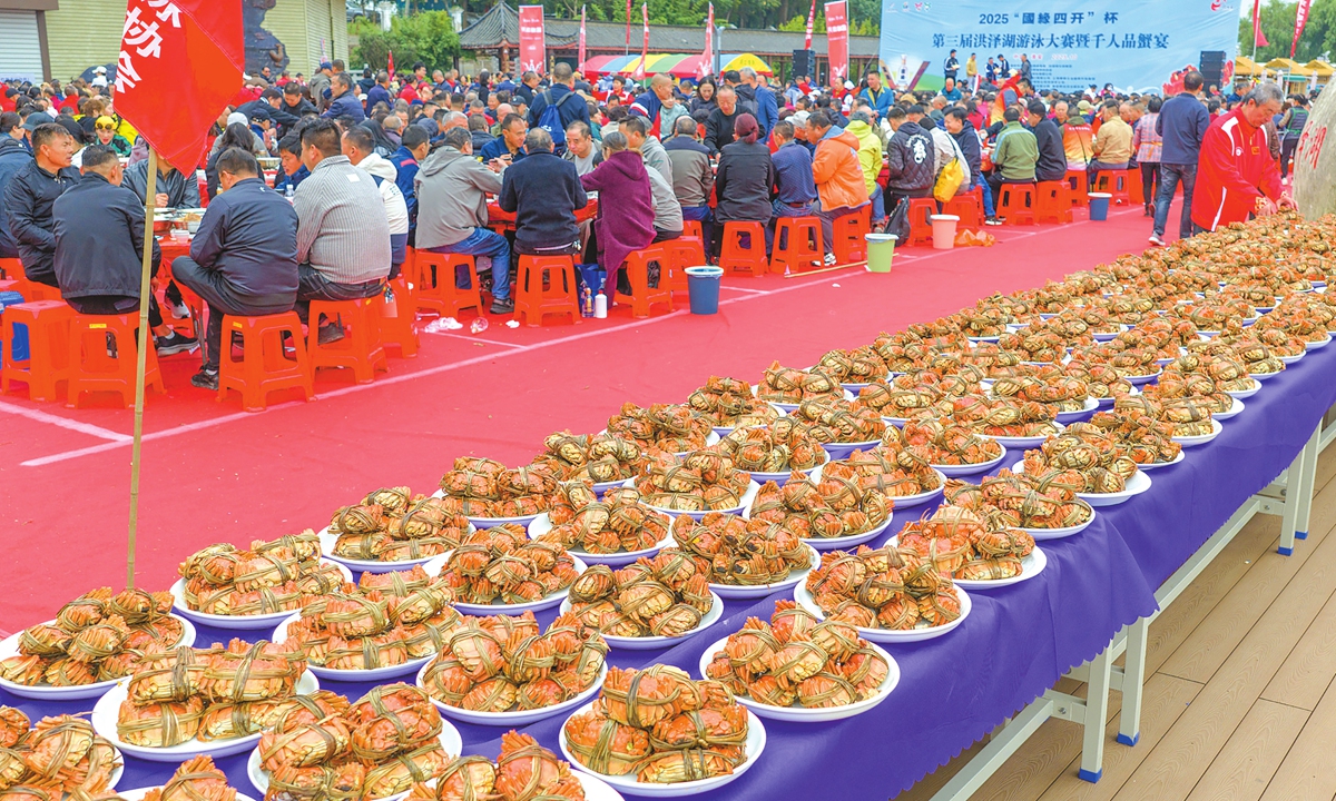 Visitors and residents sample Hongze Lake hairy crabs in Huai'an, East China's Jiangsu Province, on October 19, 2025. 