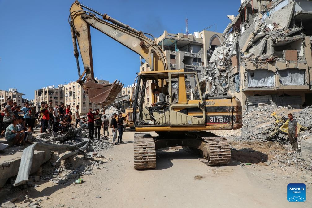 An excavator is used in search of bodies of Israeli hostages in the southern Gaza Strip city of Khan Younis, on Oct. 17, 2025. Al-Qassam Brigades, the military wing of Hamas, said on Sunday that it had found the body of an Israeli hostage during ongoing search operations in the Gaza Strip, adding that it would hand it over when field conditions allow. (Photo: Xinhua)