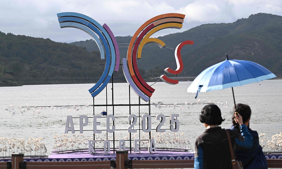 Visitors look at an installation at Bomun Lake in Gyeongju, South Korea on October 20, 2025, ahead of the 2025 Asia-Pacific Economic Cooperation (APEC) summit. Photo: VCG