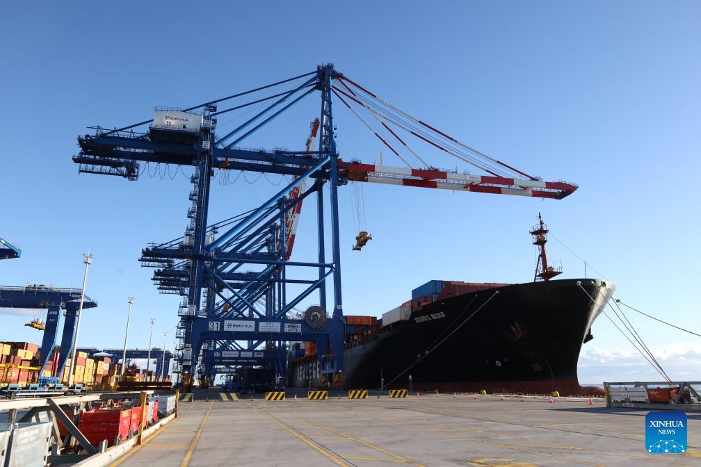 This photo taken on Oct. 19, 2025 shows a container being unloaded from the Istanbul Bridge, the first vessel on the China-Europe Arctic container express route, at the Port of Gdansk, Poland. After a 26-day voyage, the first vessel on the China-Europe Arctic container express route arrived early Sunday at the Port of Gdansk, located on the Baltic Sea coast in northern Poland. (Photo: Xinhua)