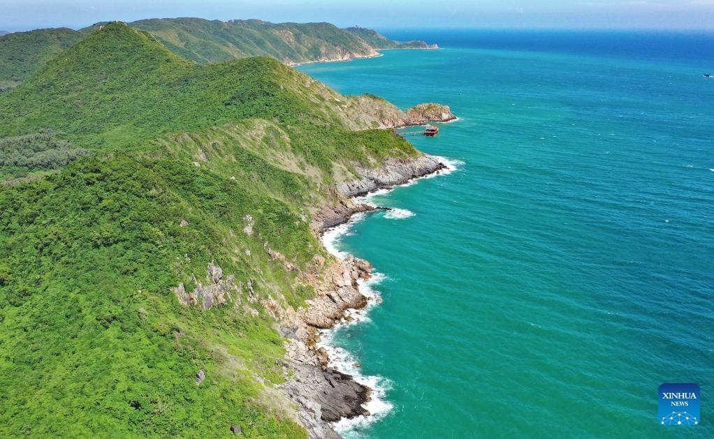 An aerial photo shows a seaside view in Lingshui Li Autonomous County in south China's Hainan Province, Oct. 19, 2025. Many tourists choose to travel off-peak to China's island province of Hainan, a popular tourist destination, as prices of transport and accommodation dip following China's National Day holiday. (Photo: Xinhua)