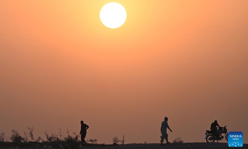This photo taken on Oct. 19, 2025 shows the silhouette of people during sunset on the outskirts of Islamabad, capital of Pakistan (Photo: Xinhua)