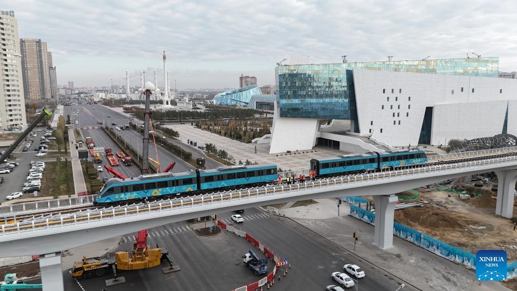 A light rail train is lifted onto the track in Astana, Kazakhstan, Oct. 19, 2025. Two trains for the Astana Light Rail Transit (LRT) project have arrived in the Kazakh capital and were lifted into place from October 16 to 19 to advance testing work, according to the city administration. (Photo: Xinhua)