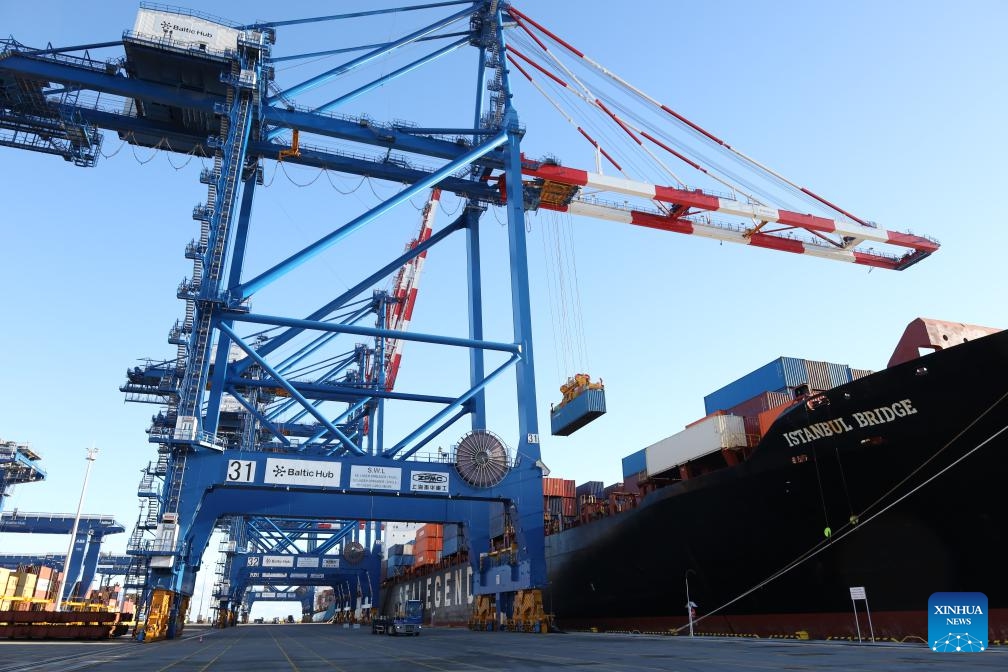This photo taken on Oct. 19, 2025 shows a container being unloaded from the Istanbul Bridge, the first vessel on the China-Europe Arctic container express route, at the Port of Gdansk, Poland. After a 26-day voyage, the first vessel on the China-Europe Arctic container express route arrived early Sunday at the Port of Gdansk, located on the Baltic Sea coast in northern Poland. (Photo: Xinhua)