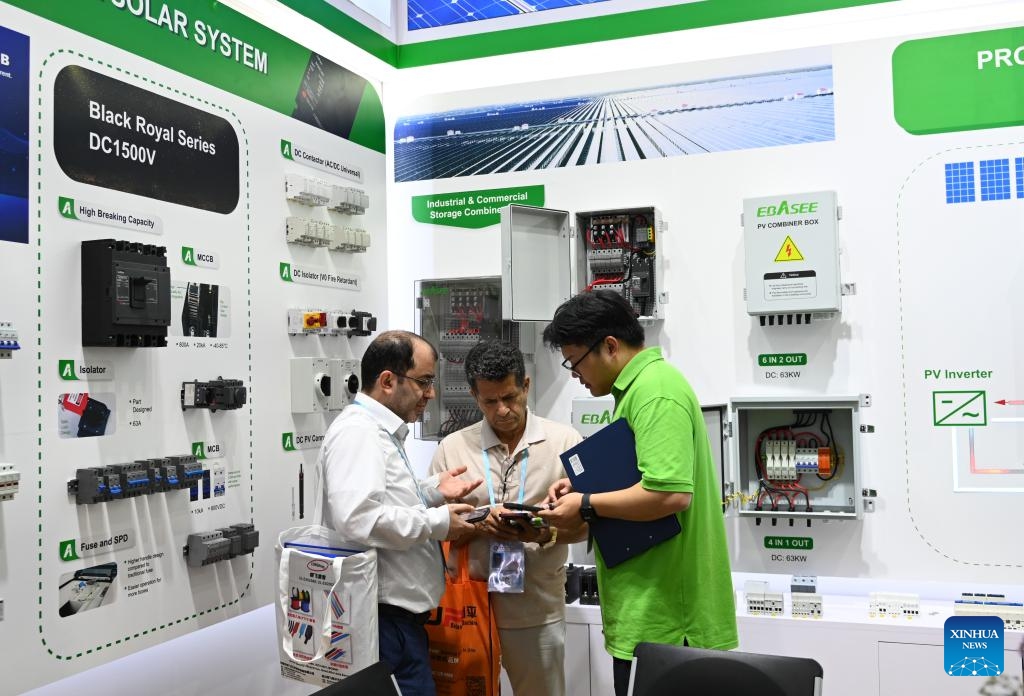 Buyers talk with an exhibitor during the 138th edition of the China Import and Export Fair in Guangzhou, south China's Guangdong Province, Oct. 19, 2025. The first phase of the 138th edition of the China Import and Export Fair, also known as the Canton Fair, concluded on Sunday. According to statistics from China Foreign Trade Center, about 157,900 overseas buyers from 222 countries and regions attended the event offline. (Photo: Xinhua)