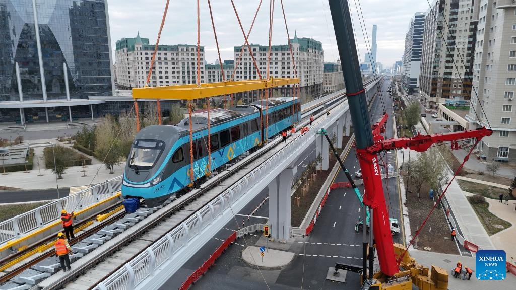A light rail train is lifted onto the track in Astana, Kazakhstan, Oct. 19, 2025. Two trains for the Astana Light Rail Transit (LRT) project have arrived in the Kazakh capital and were lifted into place from October 16 to 19 to advance testing work, according to the city administration. (Photo: Xinhua)