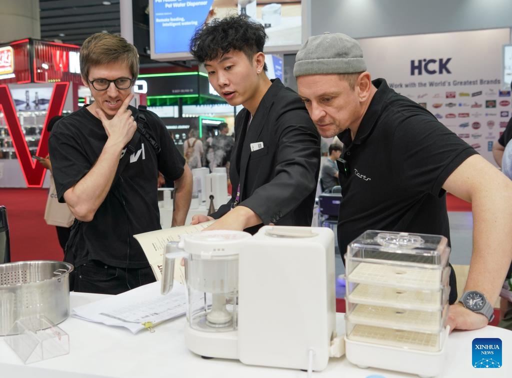 An exhibitor (C) introduces home appliance products to buyers at the booth of Bear Electric Appliance during the 138th edition of the China Import and Export Fair in Guangzhou, south China's Guangdong Province, Oct. 16, 2025. The first phase of the 138th edition of the China Import and Export Fair, also known as the Canton Fair, concluded on Sunday. According to statistics from China Foreign Trade Center, about 157,900 overseas buyers from 222 countries and regions attended the event offline. (Photo: Xinhua)