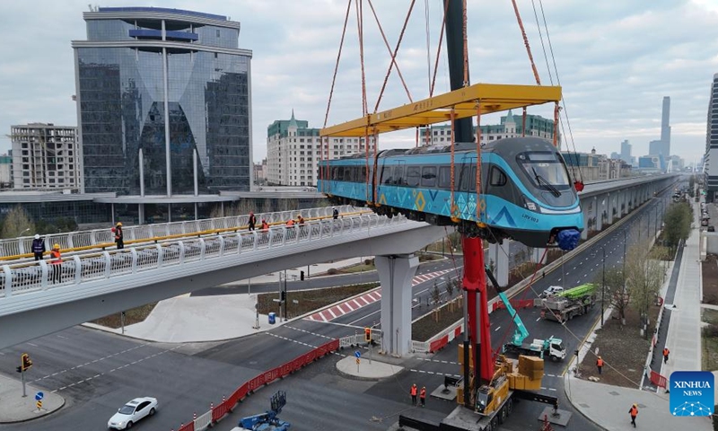 A light rail train is lifted onto the track in Astana, Kazakhstan, Oct. 19, 2025. Two trains for the Astana Light Rail Transit (LRT) project have arrived in the Kazakh capital and were lifted into place from October 16 to 19 to advance testing work, according to the city administration. (Photo: Xinhua)