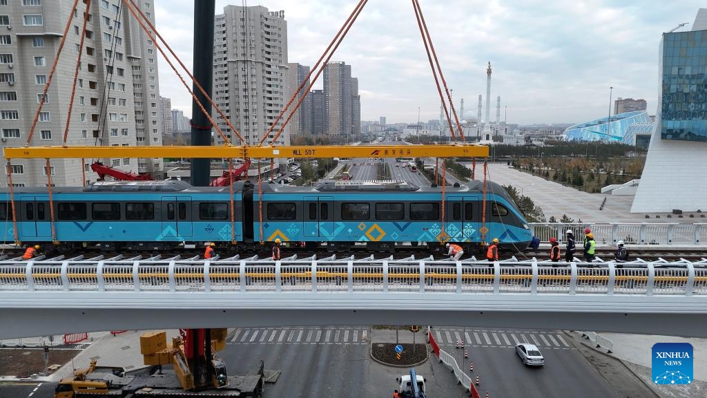 A light rail train is lifted onto the track in Astana, Kazakhstan, Oct. 19, 2025. Two trains for the Astana Light Rail Transit (LRT) project have arrived in the Kazakh capital and were lifted into place from October 16 to 19 to advance testing work, according to the city administration. (Photo: Xinhua)