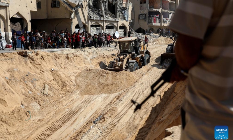 A bulldozer is used in search of bodies of Israeli hostages in the southern Gaza Strip city of Khan Younis, on Oct. 17, 2025. Al-Qassam Brigades, the military wing of Hamas, said on Sunday that it had found the body of an Israeli hostage during ongoing search operations in the Gaza Strip, adding that it would hand it over when field conditions allow. The group said that current field conditions, including the presence of Israeli forces and sporadic exchanges of fire in some areas, have complicated efforts to recover and transfer the body safely. (Photo: Xinhua)
