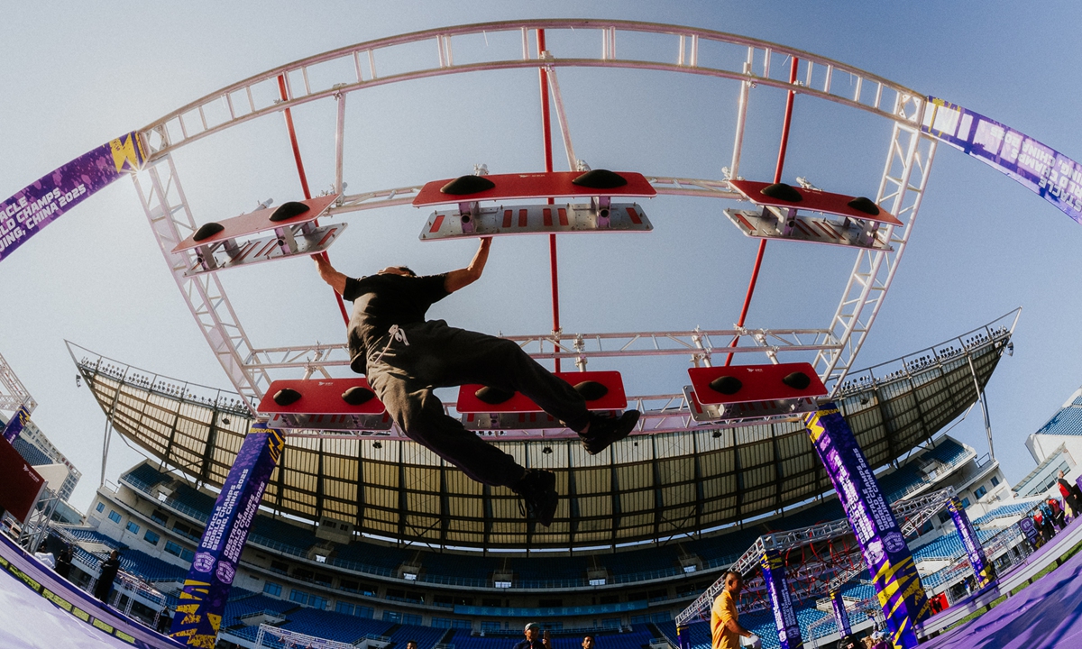An athlete prepares for the UIPM Obstacle World Championships at the National Olympic Sports Center in Beijing on October 21, 2025. Photo: Courtesy of the UIPM