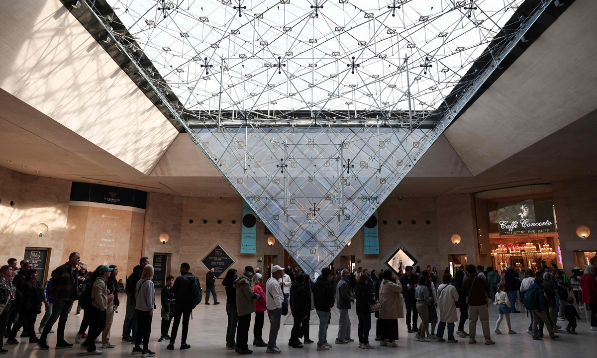 Visitors queue to enter the Louvre Museum, next to the Pyramide du Louvre, in Paris on October 22, 2025. The Louvre reopened its doors to visitors three days after four robbers stole millions of euros worth of jewels from the museum on October 19, 2025. Photo: VCG