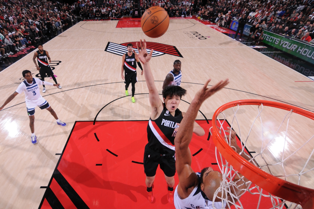 Yang Hansen (No.16) of the Portland Trail Blazers shoots the ball during the NBA game against the Minnesota Timberwolves on October 22, 2025 in Portland, Oregon, the US. The Chinese player played five minutes and 16 seconds in his NBA regular-season debut and finished with two points and one rebound. The Trail Blazers lost 114-118. Photo: VCG