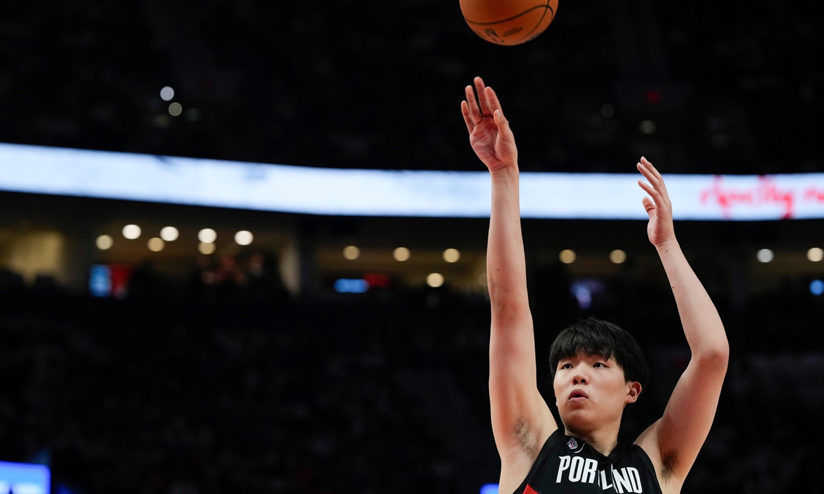 Portland Trail Blazers center Yang Hansen shoots his first regular-season point during the first half of an NBA basketball game against the Minnesota Timberwolves on Wednesday, Oct. 22, 2025, in Portland. Photo: VCG