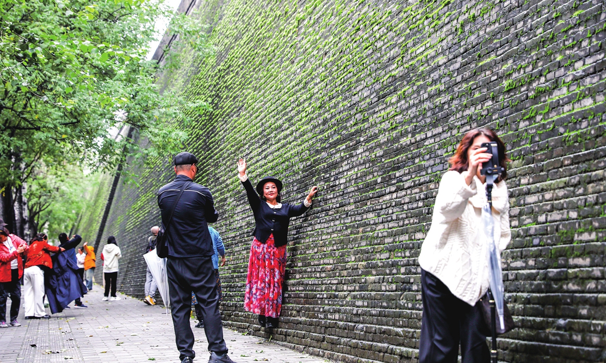 Visitors to the Xi'an city wall take pictures in Xi'an, capital of Shaanxi Province, on October 17, 2025. Photo: VCG