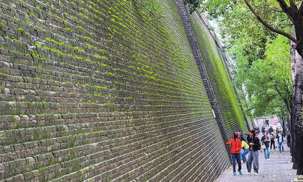 People visit the moss-covered Hepingmen to Jianguomen section of the Xi'an city wall on October 15, 2025. Photo: VCG