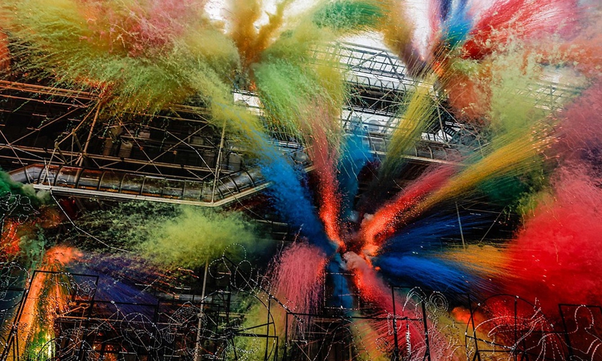 The fa?ade of Centre Pompidou's modern and contemporary art collection is seen with a pyrotechnic mural made by the artist Cai?Guoqiang during Le Dernier Carnaval show, in Paris on October 22, 2025. The show is part of a farewell event honoring the Centre Pompidou before its closure for a five-year renovation period. Photo: VCG 