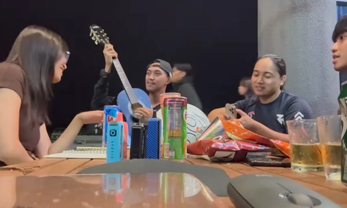 Photo of Yuan and her Malaysian friends singing together 