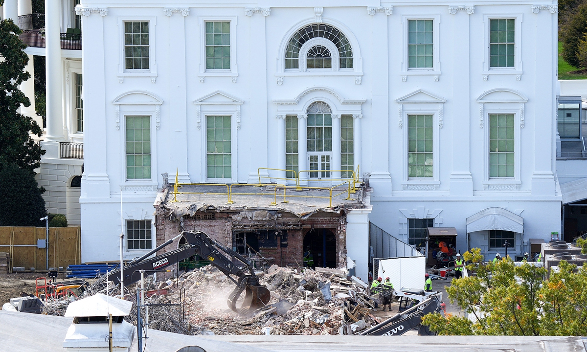 An excavator works to clear rubble after the East Wing of the White House is demolished on October 23, 2025 in Washington, DC. The demolition is part of US President Donald Trump's plan to build a multimillion-dollar ballroom on the eastern side of the White House. Photo: VCG