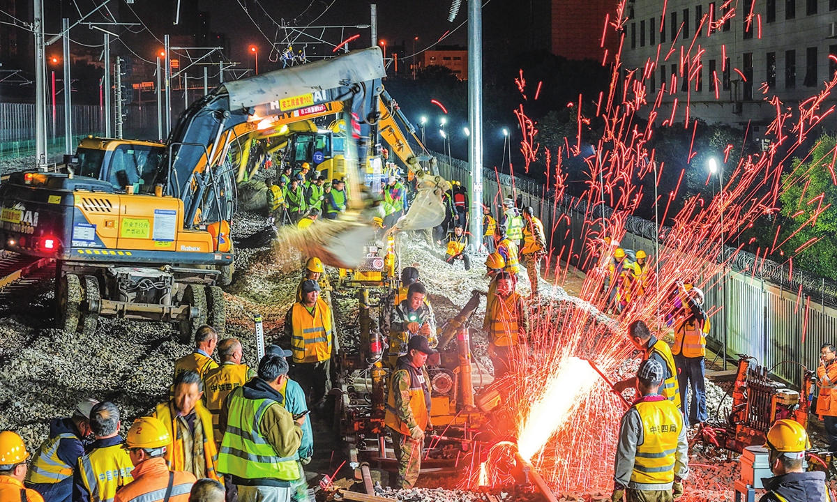 A view of the construction site of the high-speed railway in Hefei, East China's Anhui Province, on October 24, 2025. After more than 1,100 construction workers worked continuously for five hours, the Hefei-Anqing high-speed railway was connected to the Hefei hub EMU access track, further enhancing the city's role as a national comprehensive transportation hub.Photo: cnsphoto
