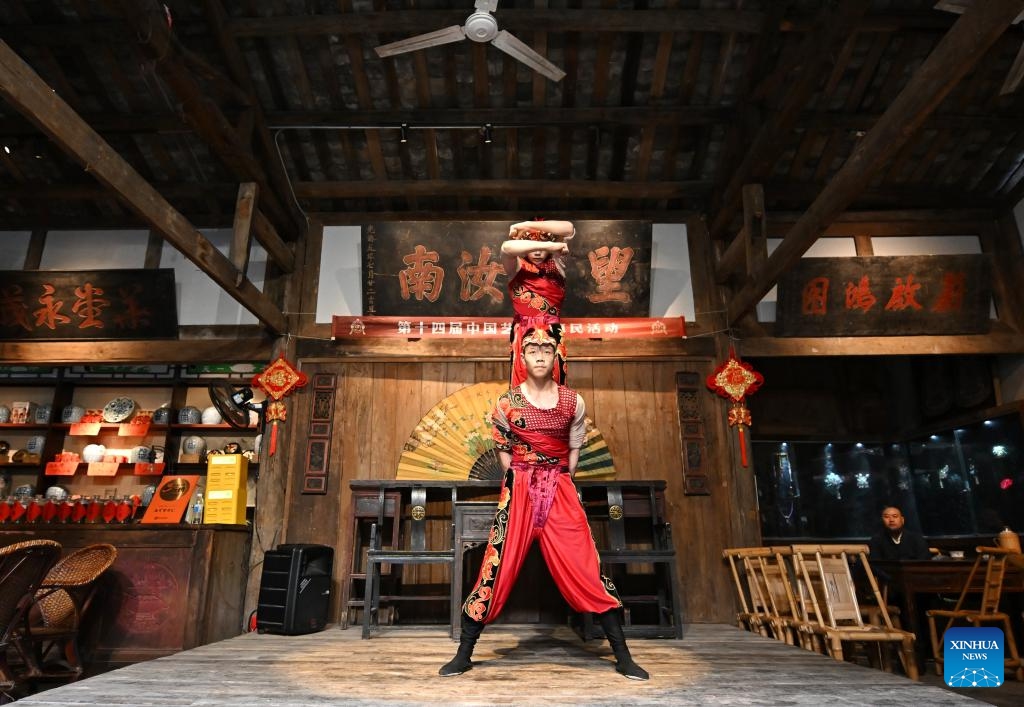 Acrobats from a Shenyang-based acrobatic troupe perform at Jinqin Tea House in Chengdu, southwest China's Sichuan Province, Oct. 25, 2025. An acrobatic performance by an acrobatic troupe from Shenyang in northeast China was held at Jinqin Tea House in Chengdu as part of the 14th China Art Festival. (Photo: Xinhua)