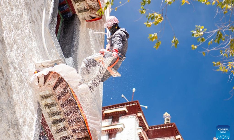 A worker paints the wall of the Potala Palace during an annual renovation of the ancient architectural complex in Lhasa, southwest China's Xizang Autonomous Region, Oct. 24, 2025. (Photo: Xinhua)