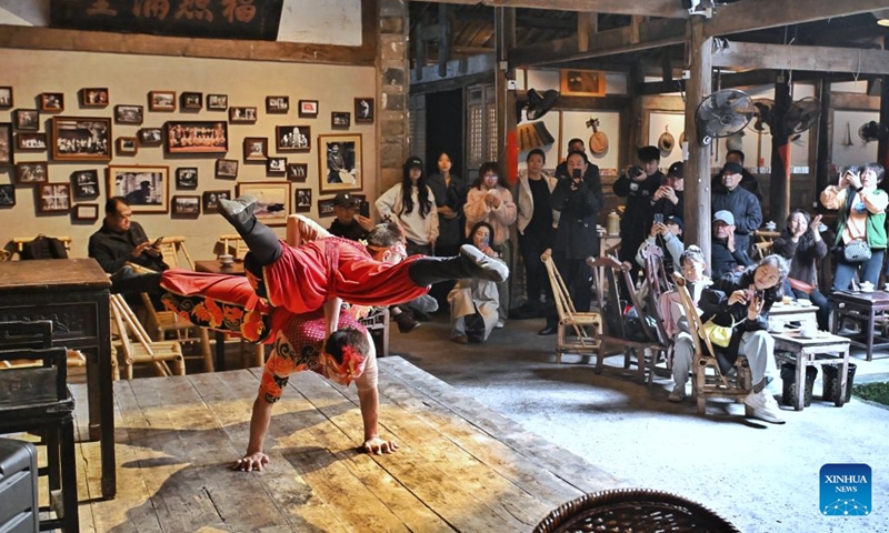 Acrobats from a Shenyang-based acrobatic troupe perform at Jinqin Tea House in Chengdu, southwest China's Sichuan Province, Oct. 25, 2025. An acrobatic performance by an acrobatic troupe from Shenyang in northeast China was held at Jinqin Tea House in Chengdu as part of the 14th China Art Festival. (Photo: Xinhua)